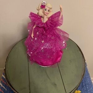 1990 Happy Holiday Barbie Musical Statue